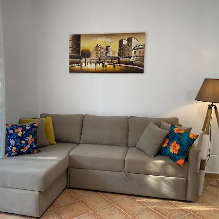 Sea Breeze Apartment *