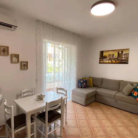 Sea Breeze Apartment *